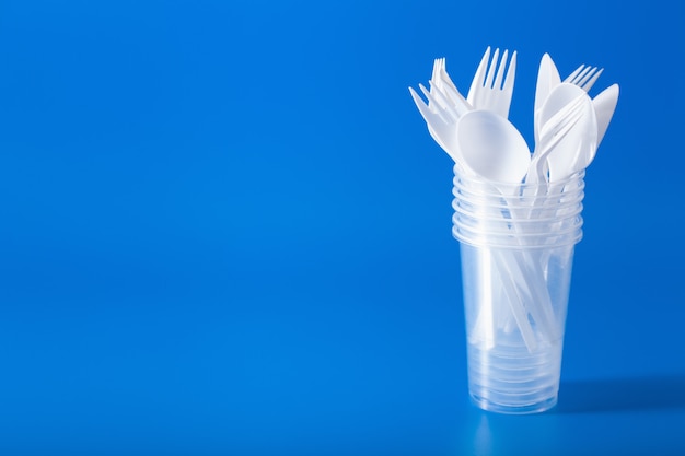 Vasos, tenedores, cucharas de plástico de un solo uso. concepto de reciclaje de plástico, residuos plásticos