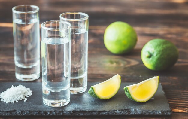 Vasos de tequila con rodajas de limón