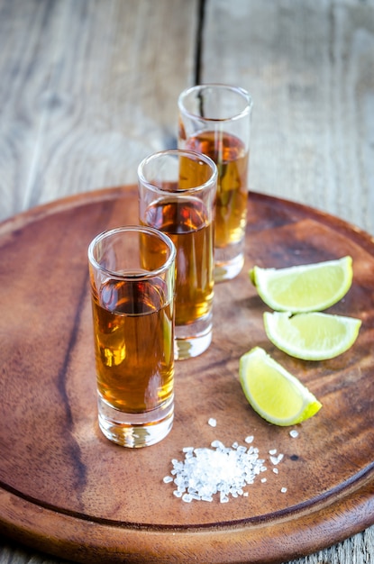 Vasos de tequila en la tabla de madera