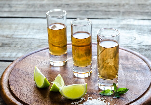 Vasos de tequila en la tabla de madera