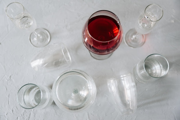 Vasos transparentes con agua y vino.
