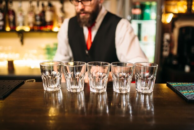 Vasos vacíos en barra de madera