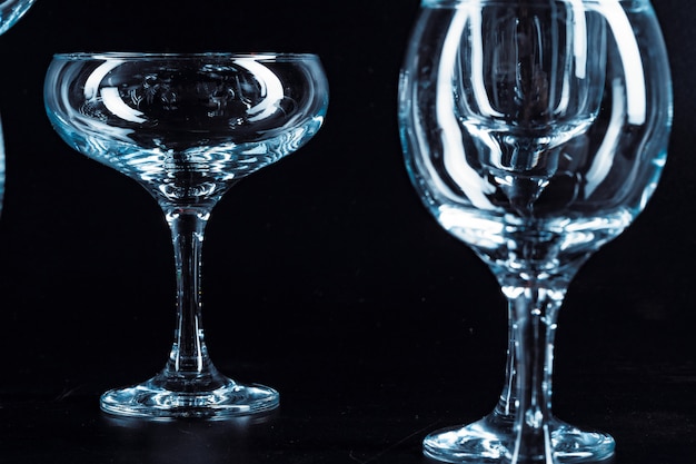 Vasos vacíos para bebidas sobre fondo oscuro