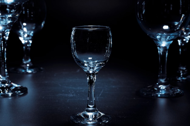 Vasos vacíos para bebidas en superficie oscura