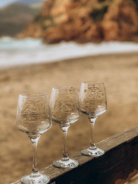 vasos vacíos contra el telón de fondo de la playa