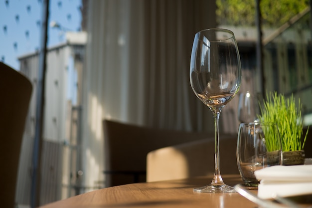 vasos vacíos de vino en la mesa