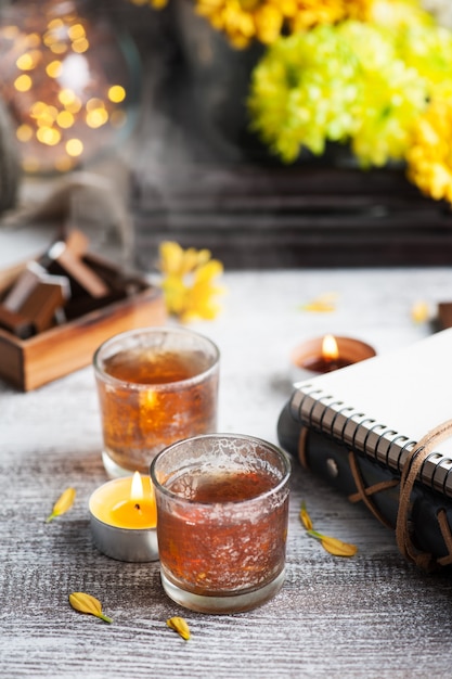 Vasos con velas encendidas y tetera