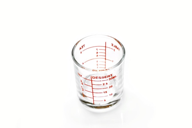 Vasos de vidrio de medición de medicina aislar sobre fondo blanco