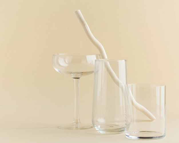 Vasos de vidrio transparente vacíos vasos sobre un fondo beige minimalismo concepto foto copia espacio alcohol ...
