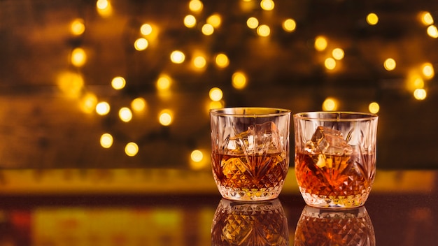 Foto vasos de whisky con efecto bokeh.