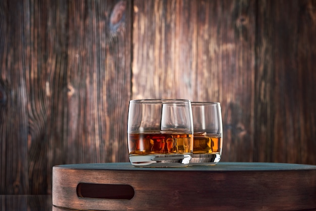 Vasos de whisky en la mesa de madera