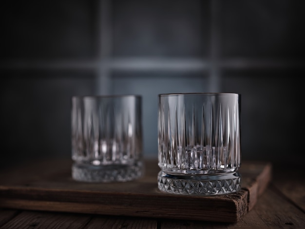 Vasos de whisky vacíos en la mesa