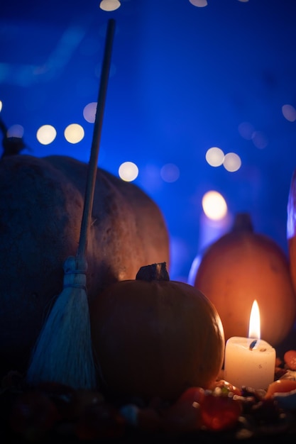 Foto vassoura ao lado de algumas abóboras de halloween