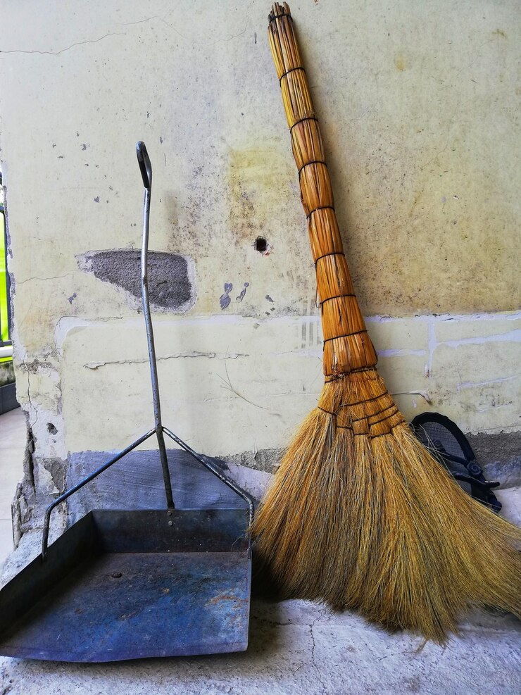 Foto vassoura e vassoura no corredor