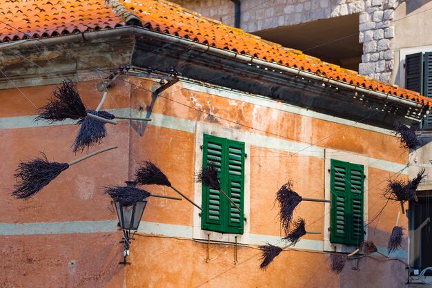 Vassouras velhas colocadas acima da rua como decoração