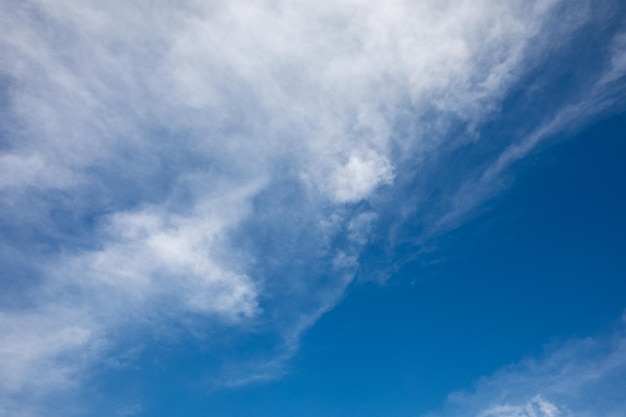 El vasto cielo azul y el cielo de nubes.