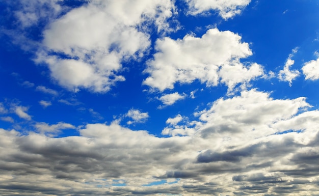 El vasto cielo azul y el cielo de nubes.