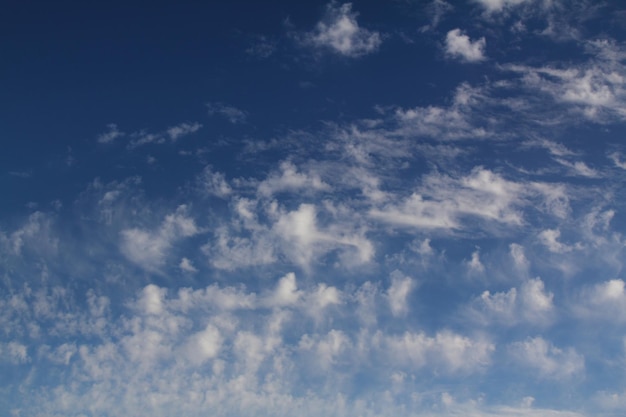 El vasto cielo azul y las nubes cielo azul cielo de fondo con diminutas nubes cielo azul panorama