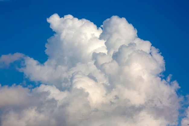 El vasto cielo azul y nubes cielo