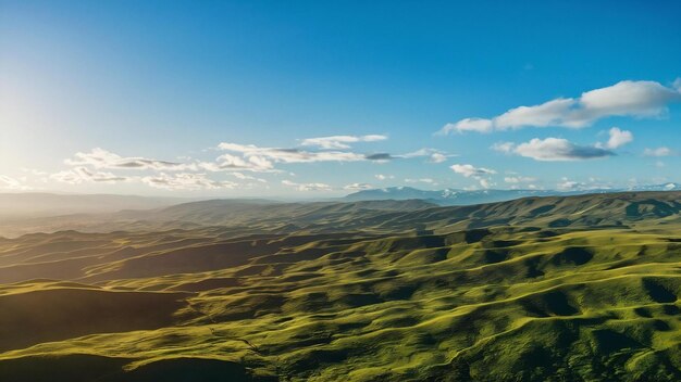 Un vasto valle verde con un cielo azul durante el día