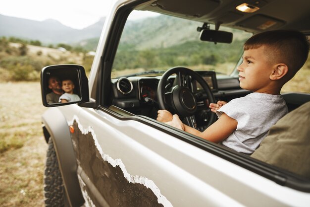 Vater bringt kleinem Sohn das Autofahren auf Roadtrip bei