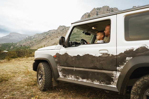 Vater bringt kleinem Sohn das Autofahren auf Roadtrip bei