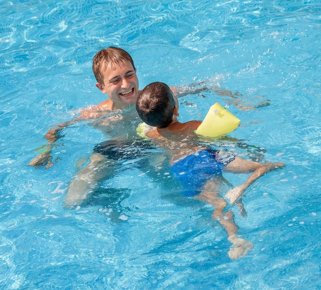 Vater bringt seinem Sohn das Schwimmen bei