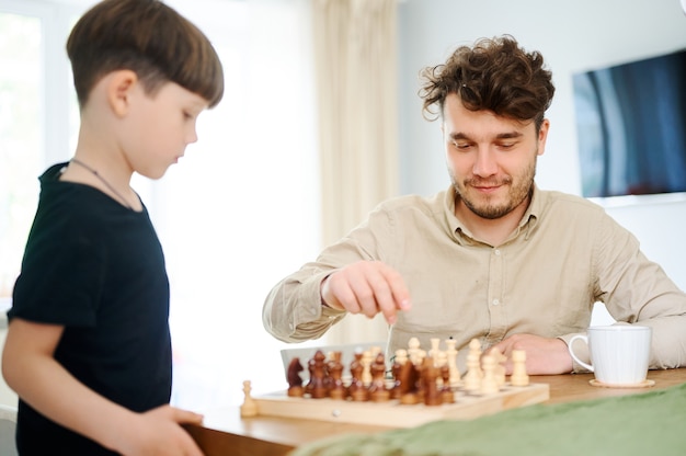 Vater bringt Sohn bei, wie man Schach spielt