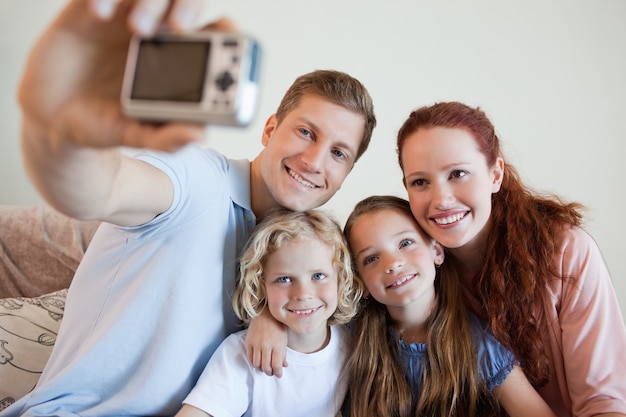 Vater, der ein Familienfoto macht