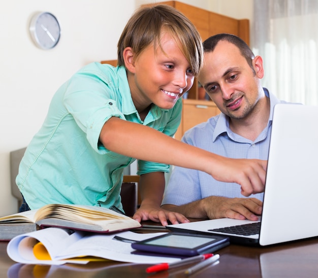 Vater, der jugendlichem Sohn mit Hausarbeit hilft