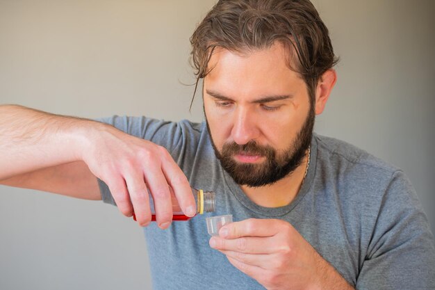 Vater, der Medizin für seine Kinder serviert