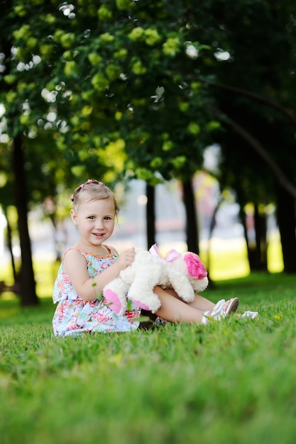 Vater, der mit seiner Tochter im Park spielt