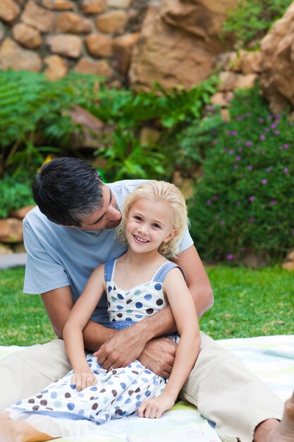 Vater, der mit seiner Tochter in einem Garten spielt