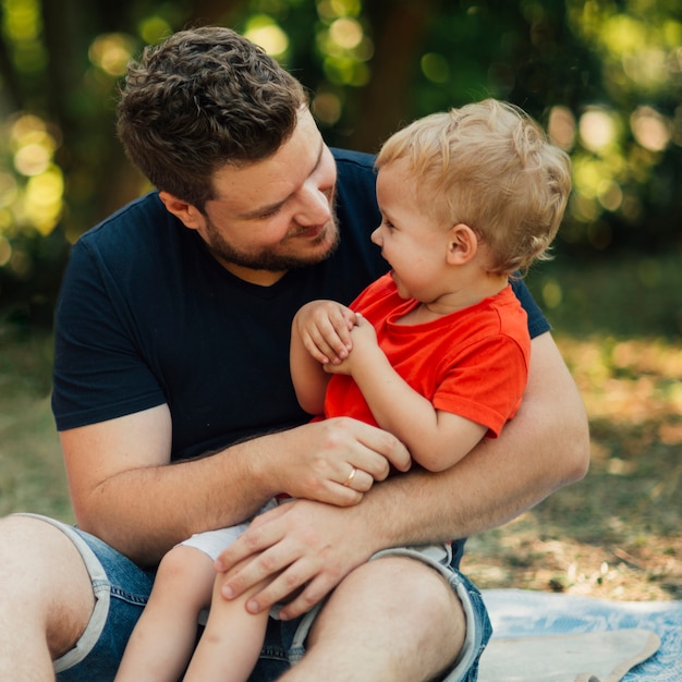 Vater, der sohn hält und einander betrachtet