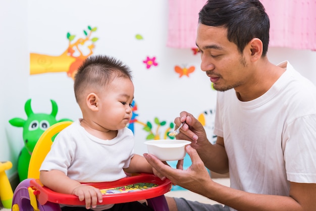 Vater füttert seinen Sohn