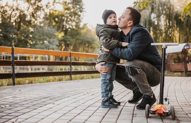 Foto vater gibt seinem sohn einen kuss