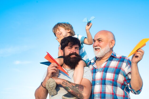 Vater gibt Sohn Fahrt auf dem Rücken im Konzept der Parkgeneration Süßer Sohn mit Papa spielt Outdoor-Portrait