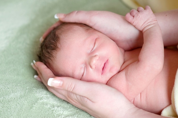 Foto vater hält die hand seines neugeborenen