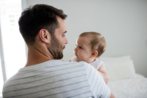 Vater hält sein kleines Mädchen zu Hause