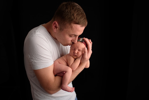 Vater hält seine neugeborene Tochter