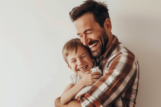 Vater hält seinen kleinen Sohn im Studio mit weißem Hintergrund lächelnd und amüsiert sich Glücklicher Vatertag
