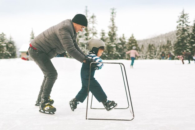 Foto vater hält seinen sohn im schneebedeckten land