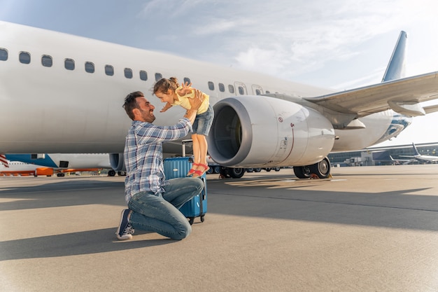 Vater hat Spaß mit seiner Tochter vor dem Flug