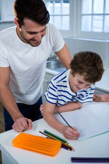 Vater hilft Sohn bei den Hausaufgaben