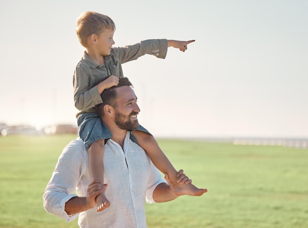 Vater Kind und Bindung im Freien in der Natur mit Blick auf eine Aussicht mit Glück und Familienpflege Glücklicher Vater und Kind zusammen mit einem Lächeln, das einen Sommertag und Urlaub auf einer Wiese mit einem Kind genießt