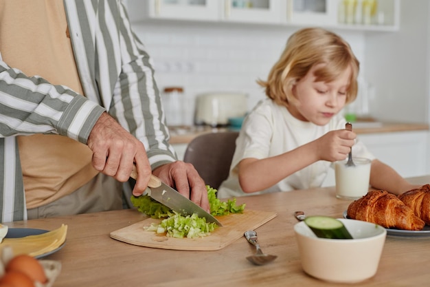 Vater kocht Frühstück