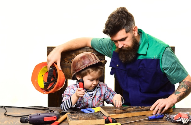 Vater lehrt Sohn Reparaturfall Sohn und Vater reparieren zusammen bärtigen Mann mit kleinem Assistenten