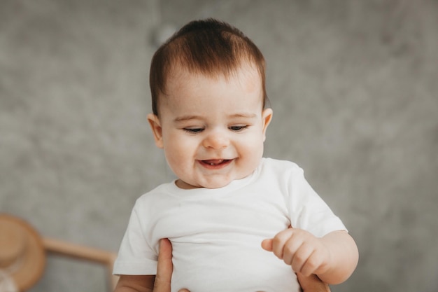 Vater liegt mit dem Baby auf dem Bett Vater hält das Kind über sich Vater und Sohn