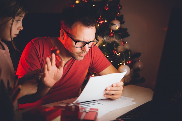 Vater liest einen Brief und ignoriert seine Tochter