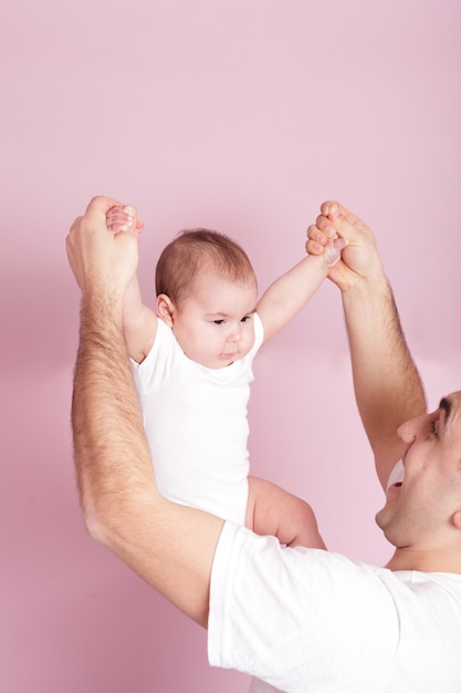 Vater macht mit Baby dynamische Gymnastik